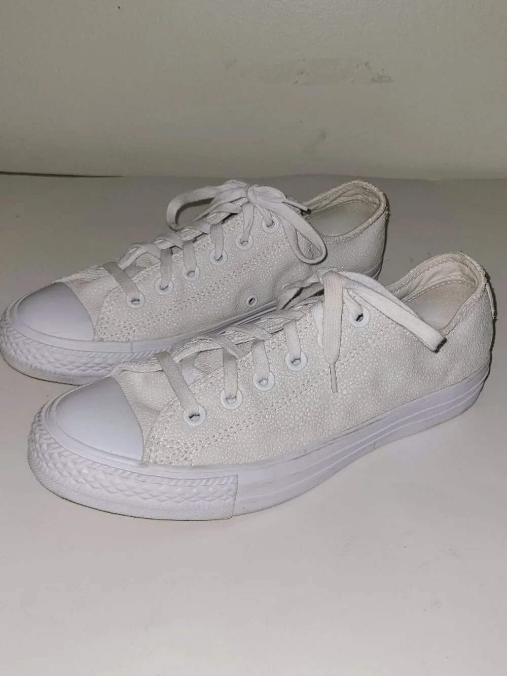 CONVERSE Chuck Taylor All Star Ivory Leather Stingray Sneakers, Size 8